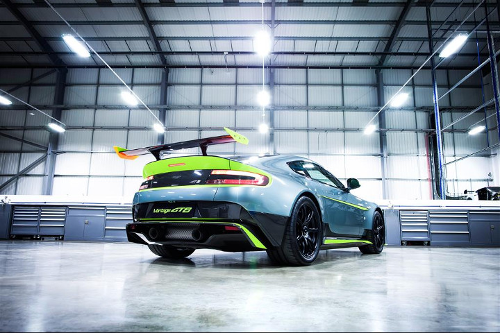 Aston Martin Vantage GT8